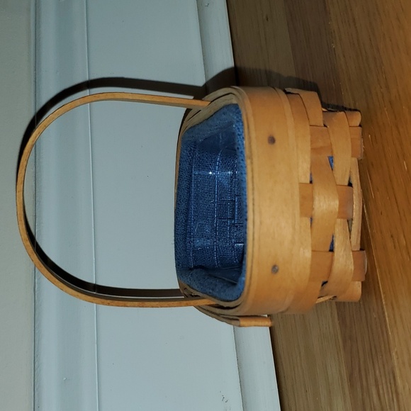 Longaberger basket with plastic & cloth liner - Picture 5 of 10